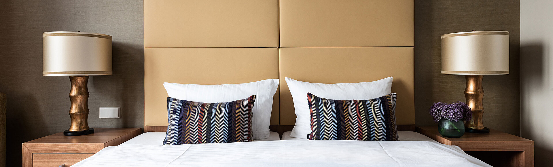 AMERON Köln Hotel Regent Premium Zimmer mit Bett Frontalansicht