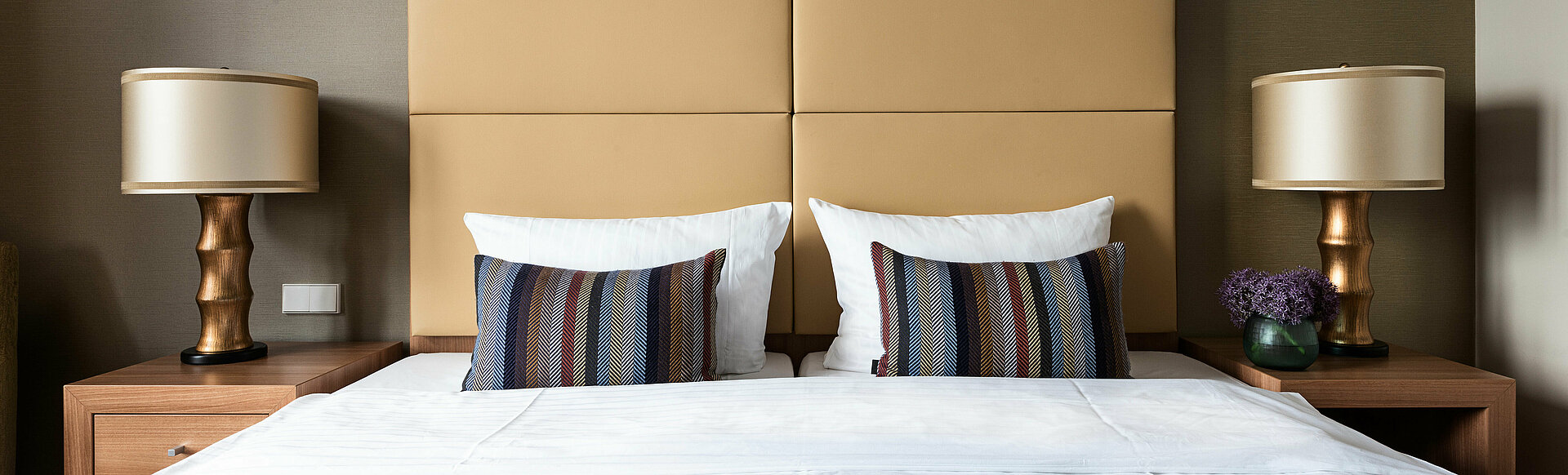 AMERON Köln Hotel Regent Premium Zimmer mit Bett Frontalansicht