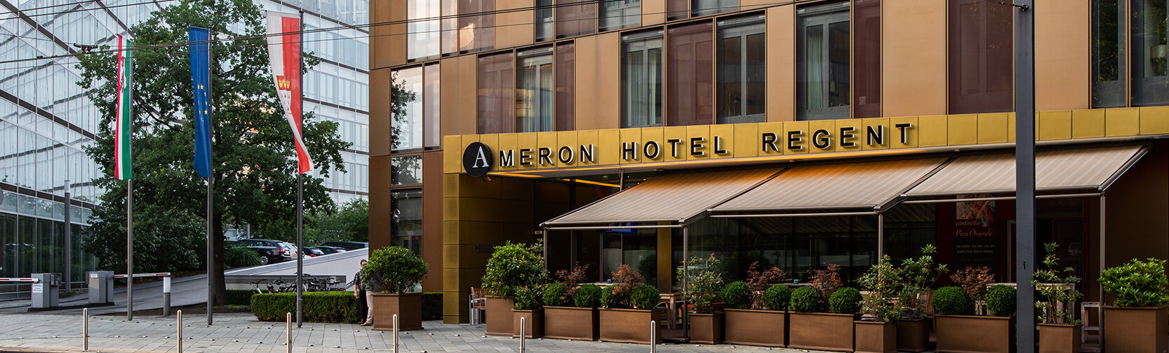 AMERON Köln Hotel Regent Aussenansicht Front Baum mit Logo