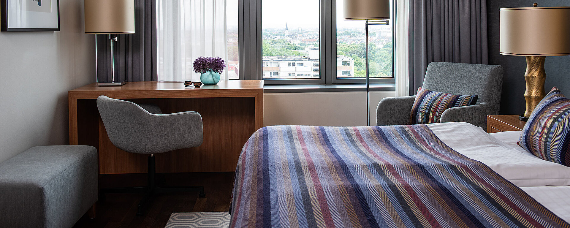 AMERON Köln Hotel Regent Standard Zimmer mit Bett und Schreibtisch