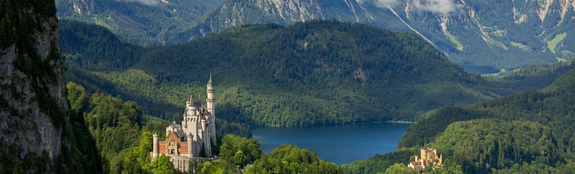 AMERON Neuschwanstein Alpsee Resort & Spa Schlösser Schloss Burg Neuschwanstein mit bergen Drohne