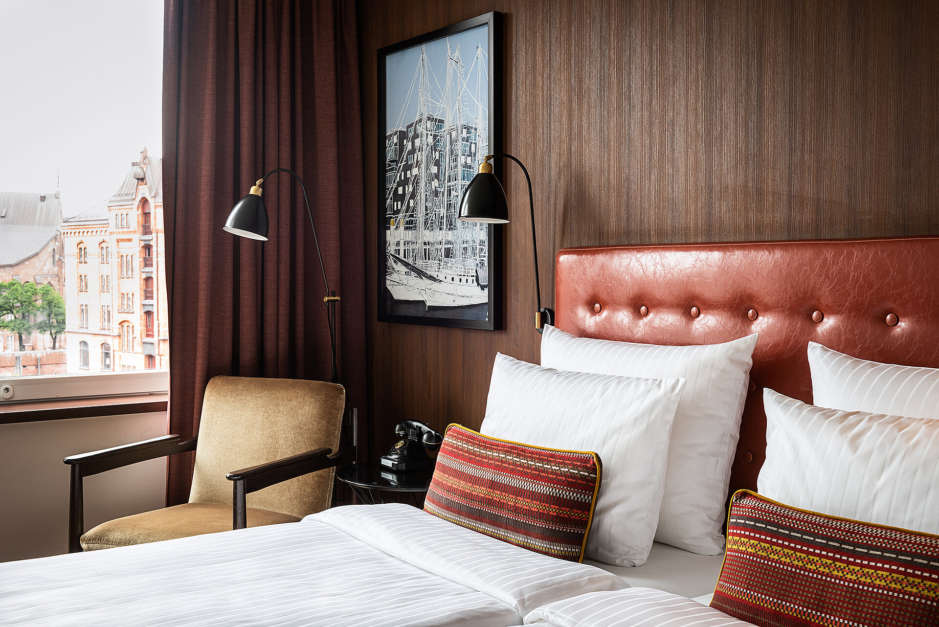 AMERON Hamburg Hotel Speicherstadt Zimmer Comfort mit Bett und Sessel