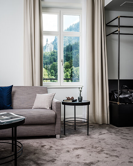 AMERON Neuschwanstein Alpsee Resort & Spa Zimmer Lisl Deluxe Wohnbereich