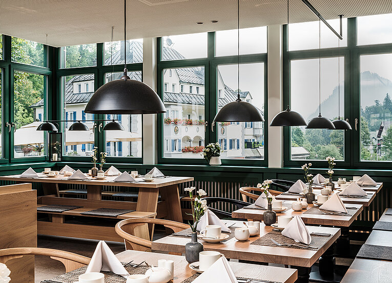 AMERON Neuschwanstein Alpsee Resort & Spa Restaurant Lisl mit Blick auf das Schloss Burg