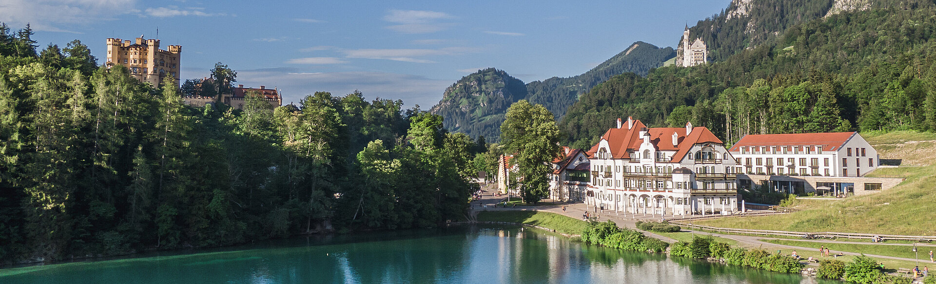 AMERON Neuschwanstein Alpsee Resort & Spa Alpenrose Aussenansicht Sommer beide Schlösser Burg im Sommer