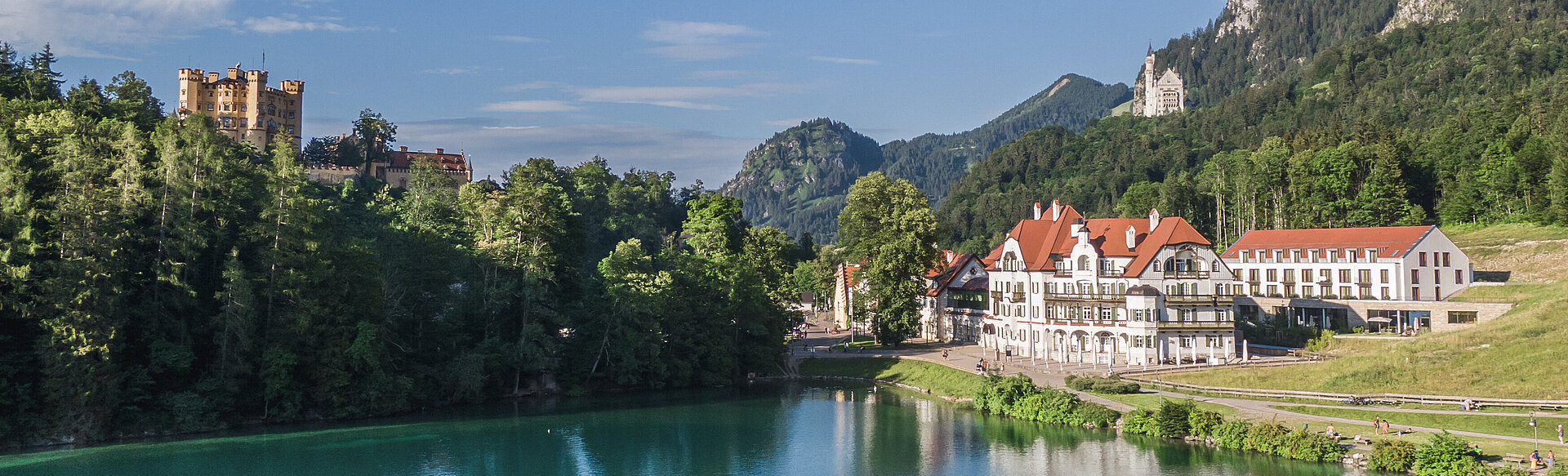 AMERON Neuschwanstein Alpsee Resort & Spa Alpenrose Aussenansicht Sommer beide Schlösser Burg im Sommer