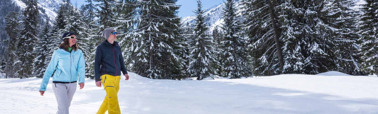 AMERON Davos Swiss Mountain Resort Angebote Winter Spaziergang