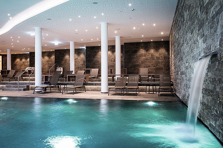 AMERON Neuschwanstein Alpsee Resort & Spa Pool Schwimmbad Wasserfall