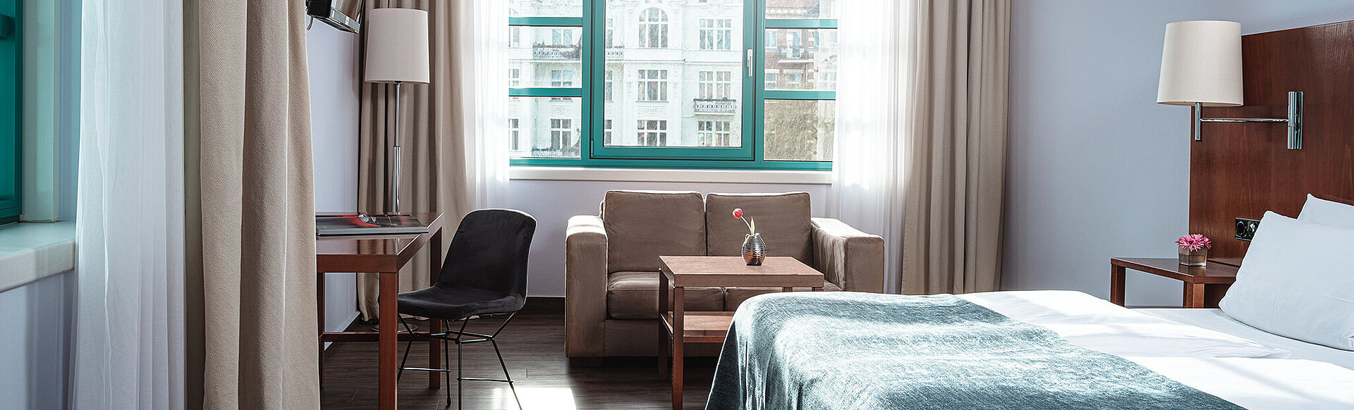AMERON Hotel ABION Spreebogen Berlin Zimmer Superior Waterside Bett Schlafzimmer mit Fenster und Sofa und Schreibtisch