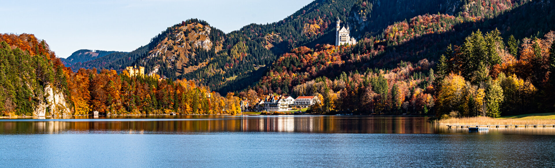 AMERON Neuschwanstein Alpsee Resort & Spa Aussenansicht See im Herbst