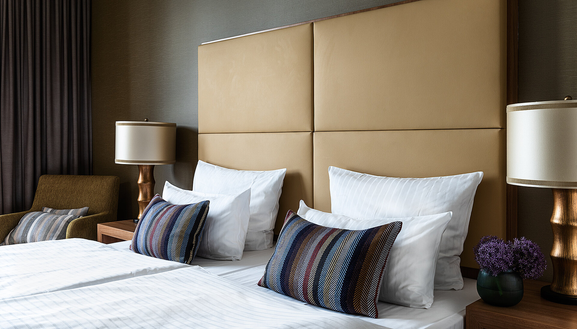 AMERON Köln Hotel Regent Comfort Zimmer Bettseitlich mit Kissendunkel